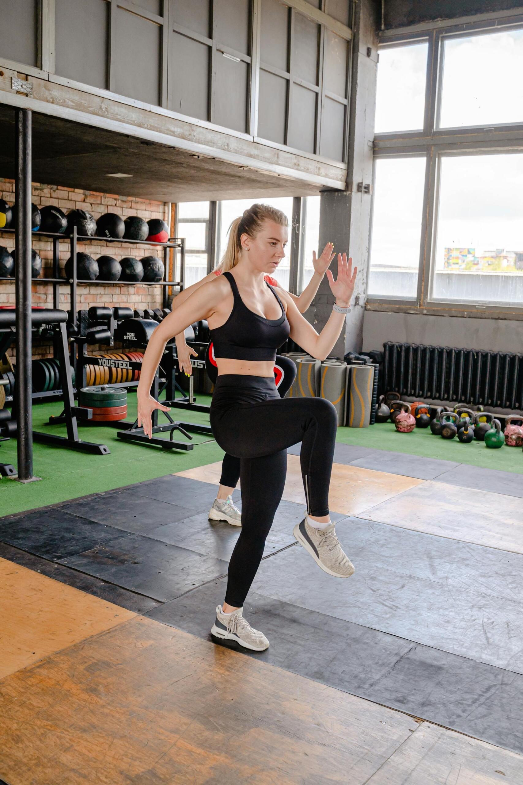 mulher a fazer exercício de levantar a perna
