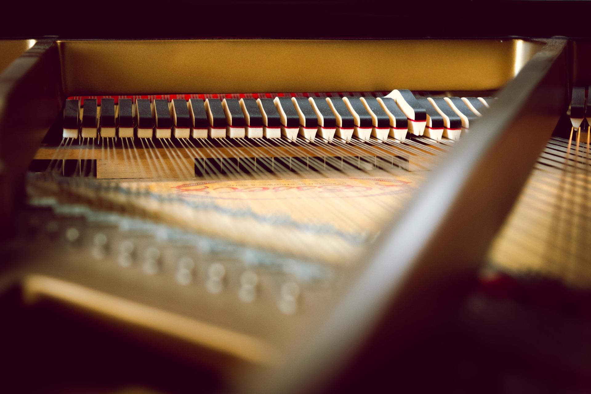 Interior de um piano com cordas