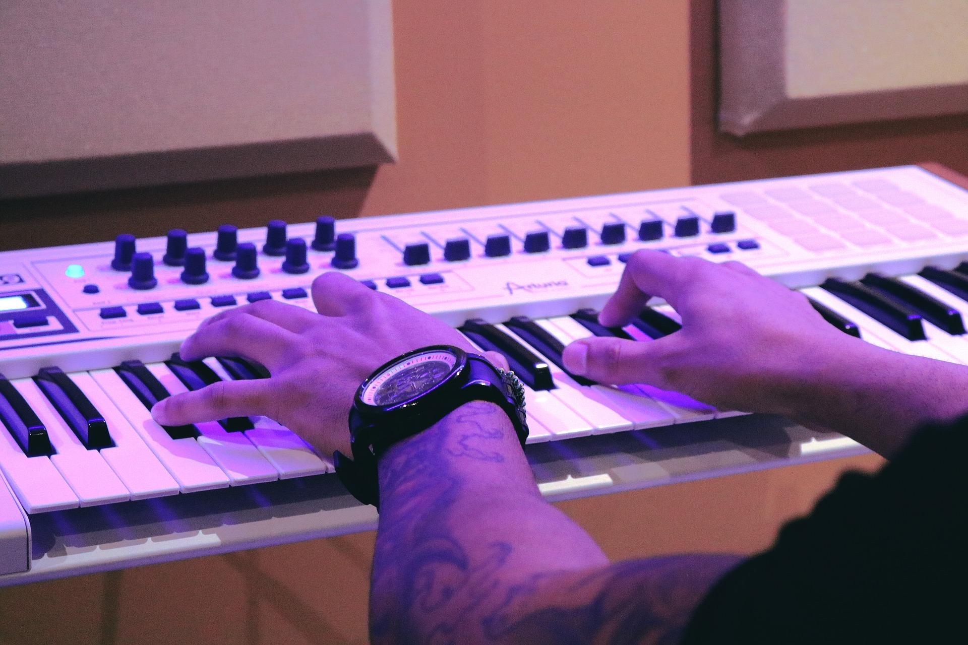 Mãos masculinas num piano