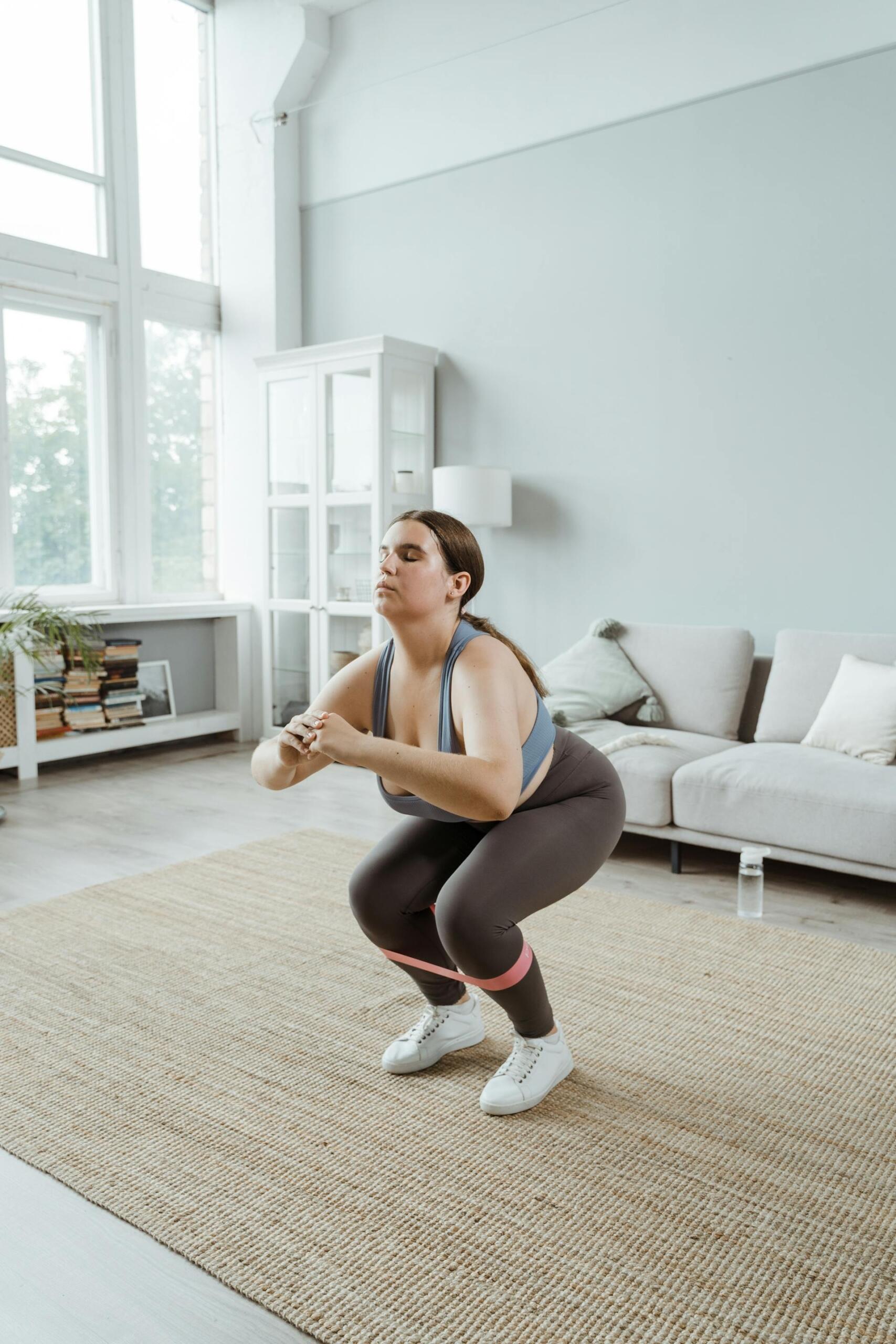 mulher a fazer exercício em casa com elásticos