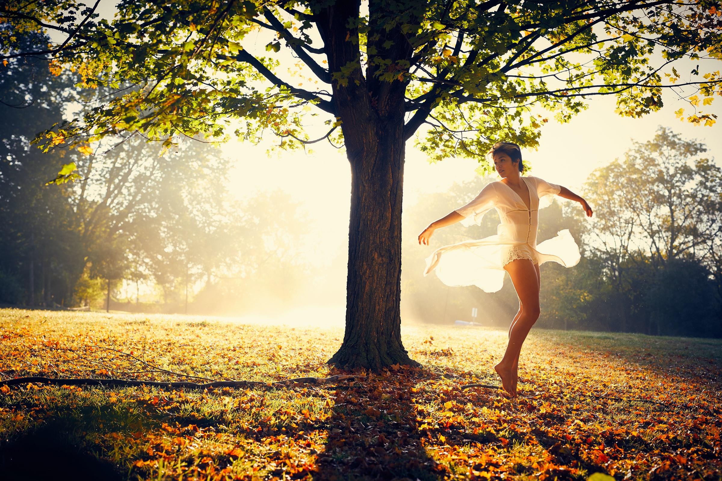 mulher com um vestido num parque com árvore