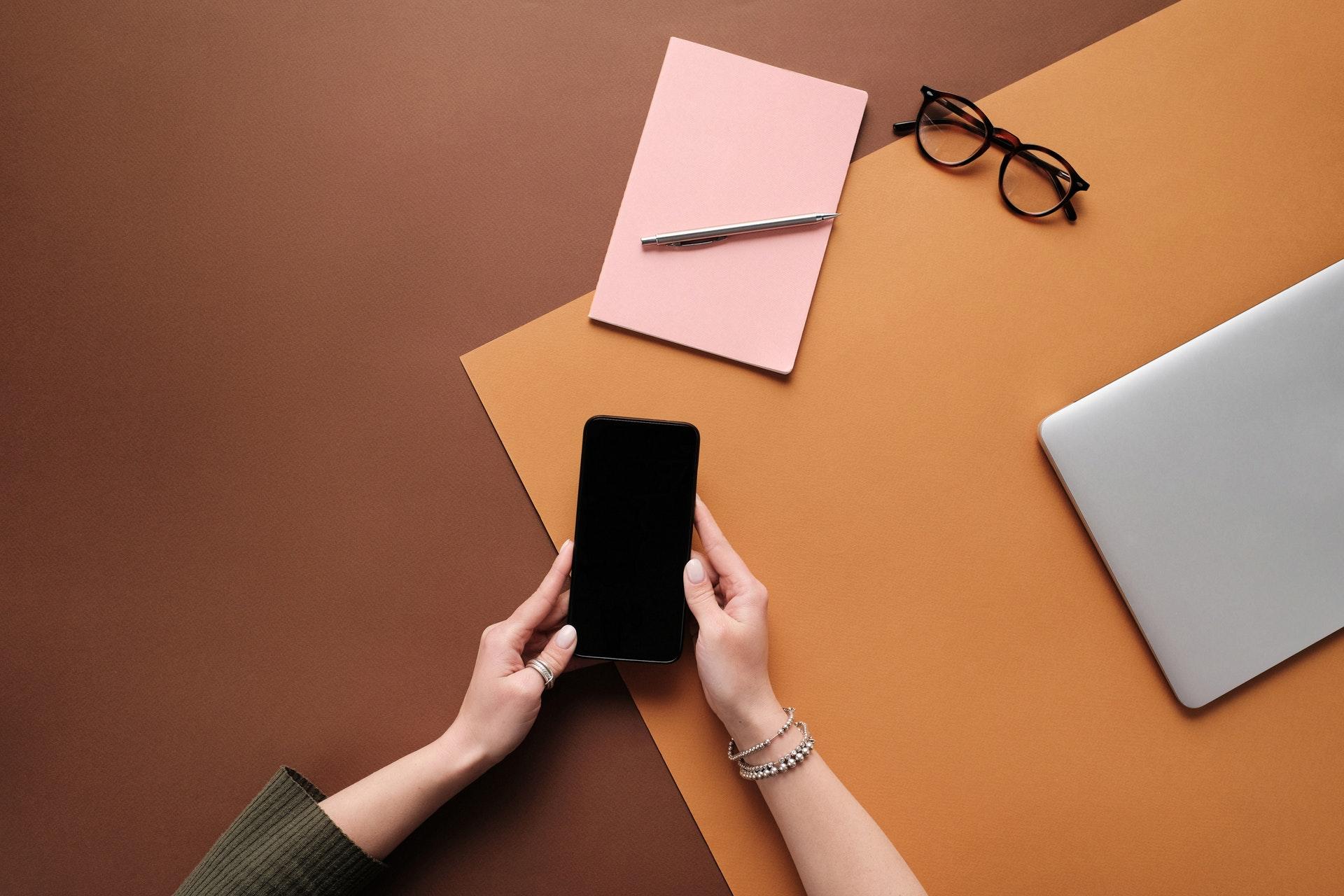 segurar em telemovel