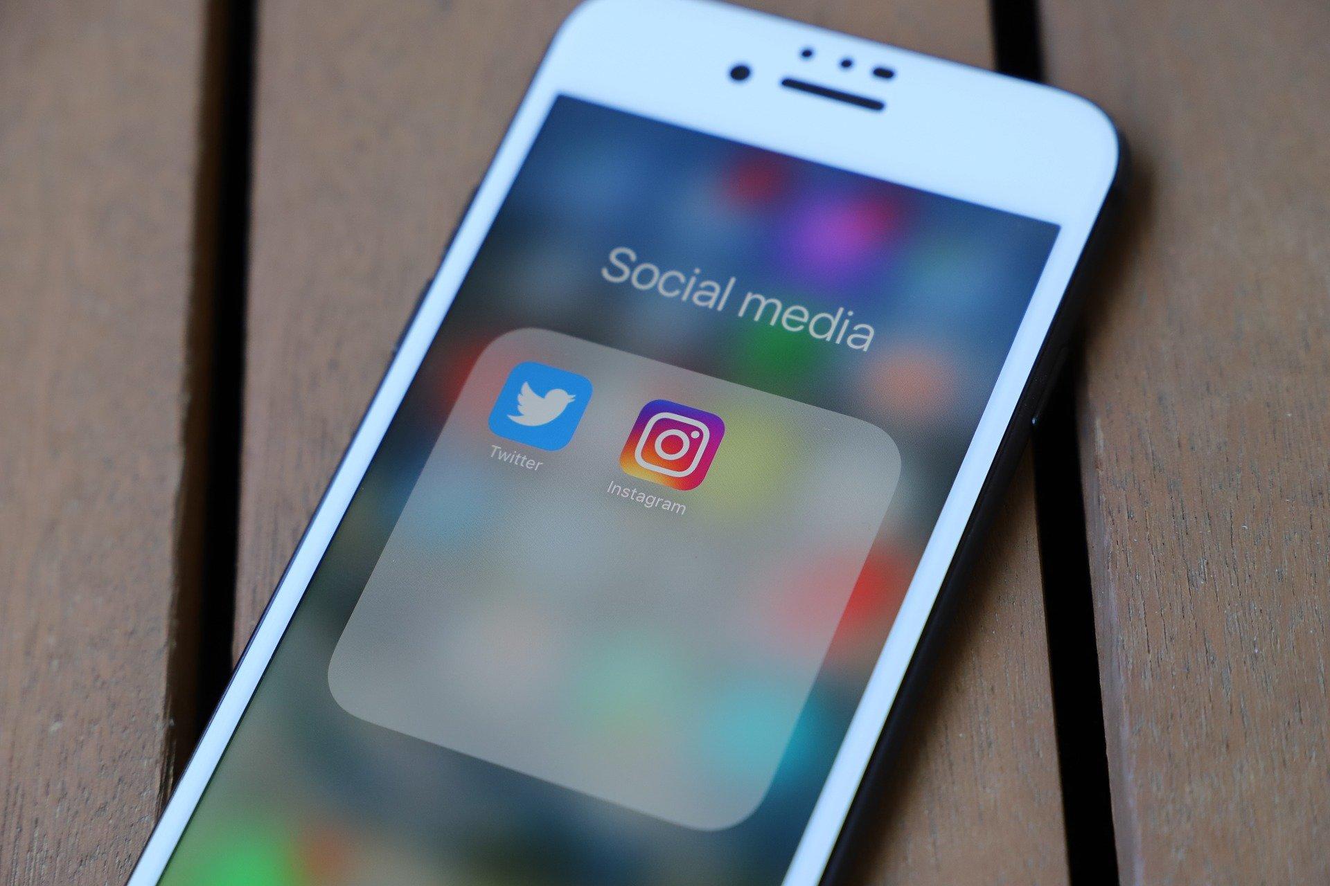telemóvel com app do twitter e instagram