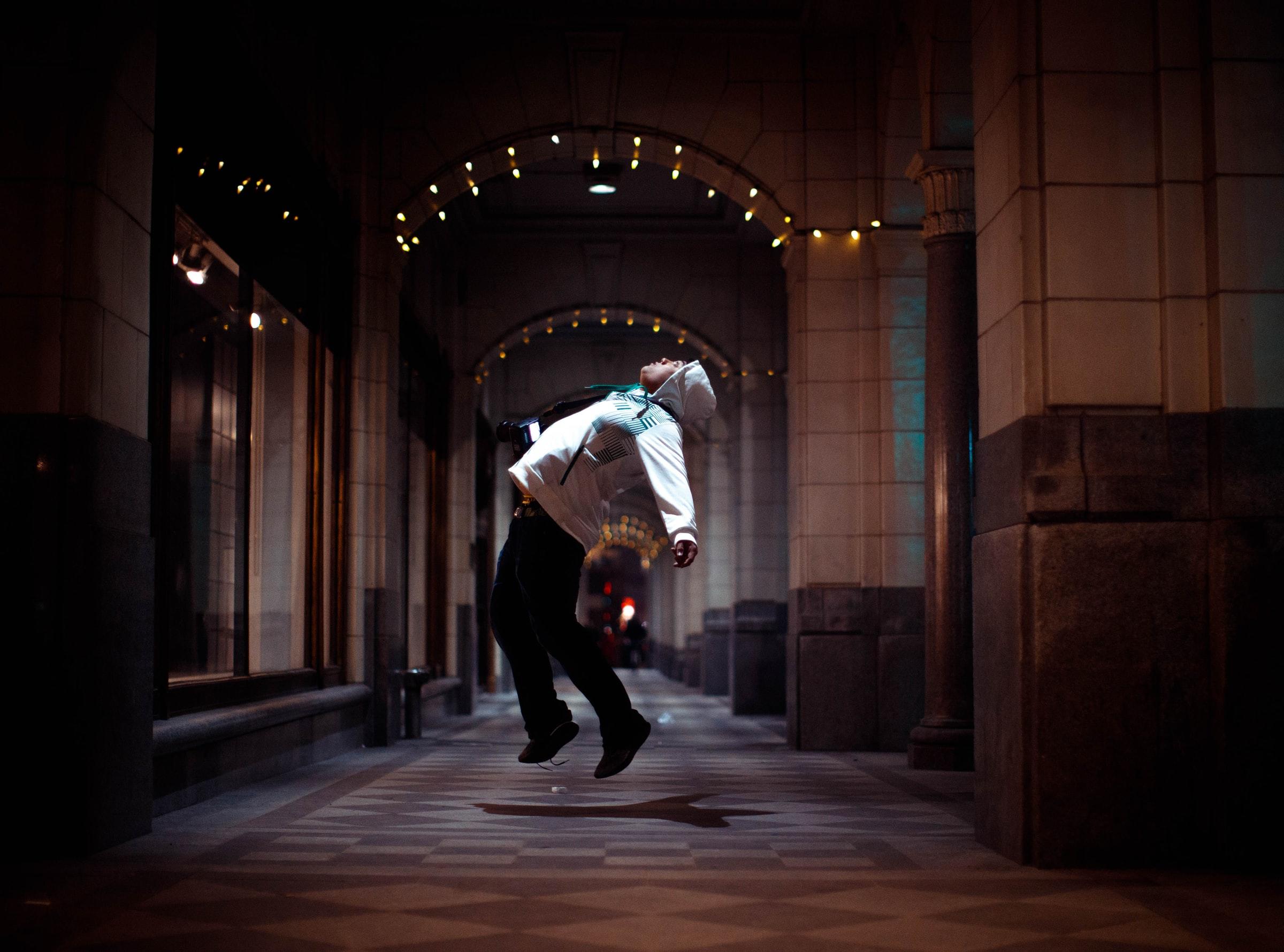 Homem a dar um salto na rua