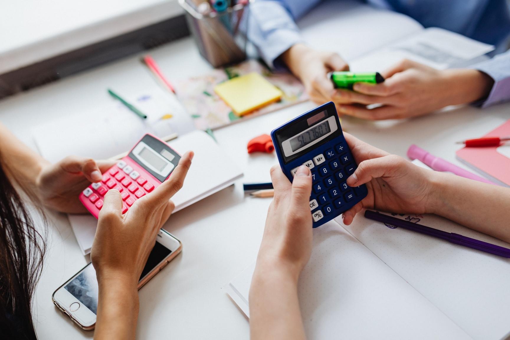 Como calcular um quociente em matemática?