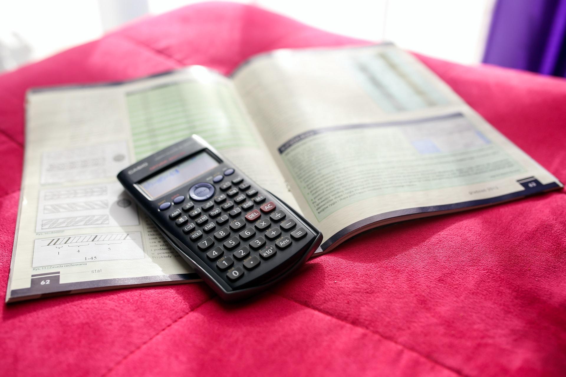 livro e calculadora