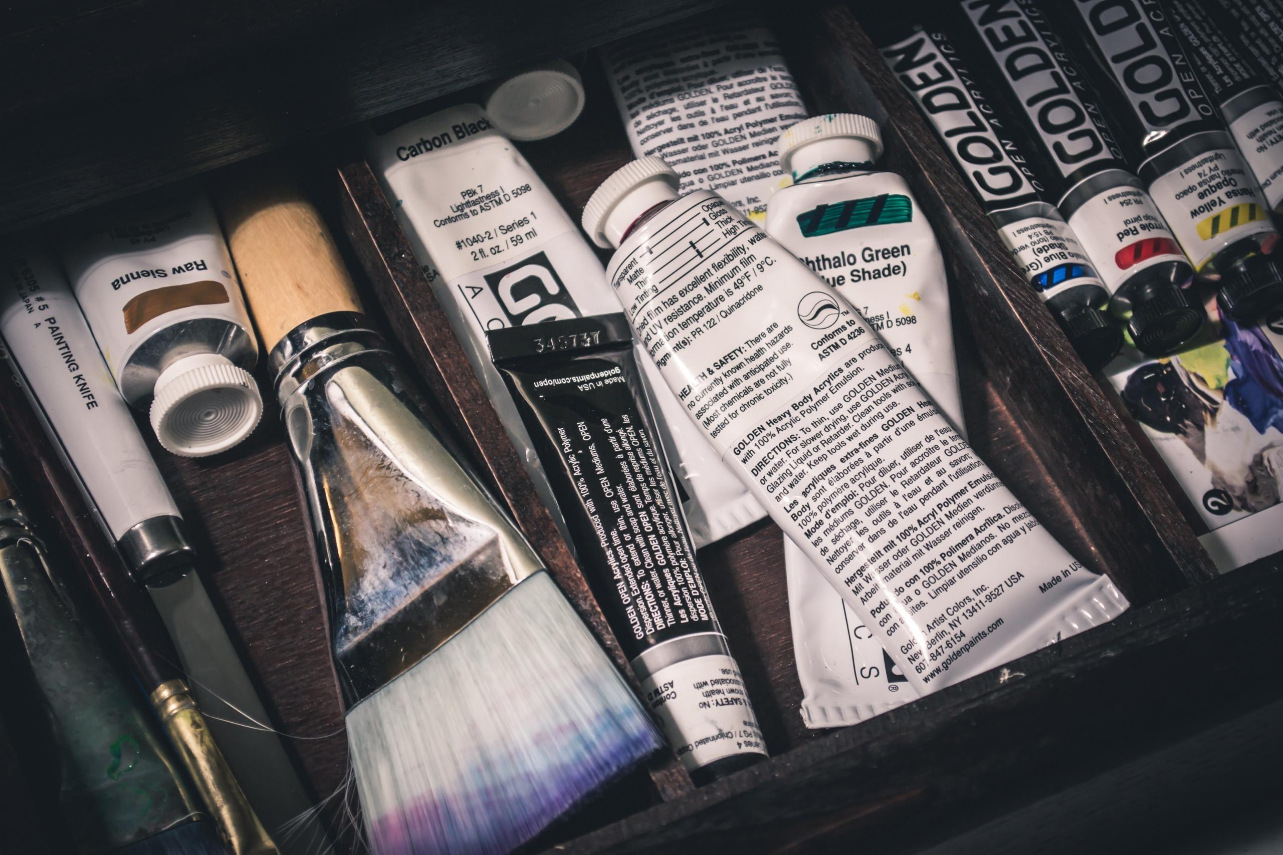 pinceis e tubos tinta