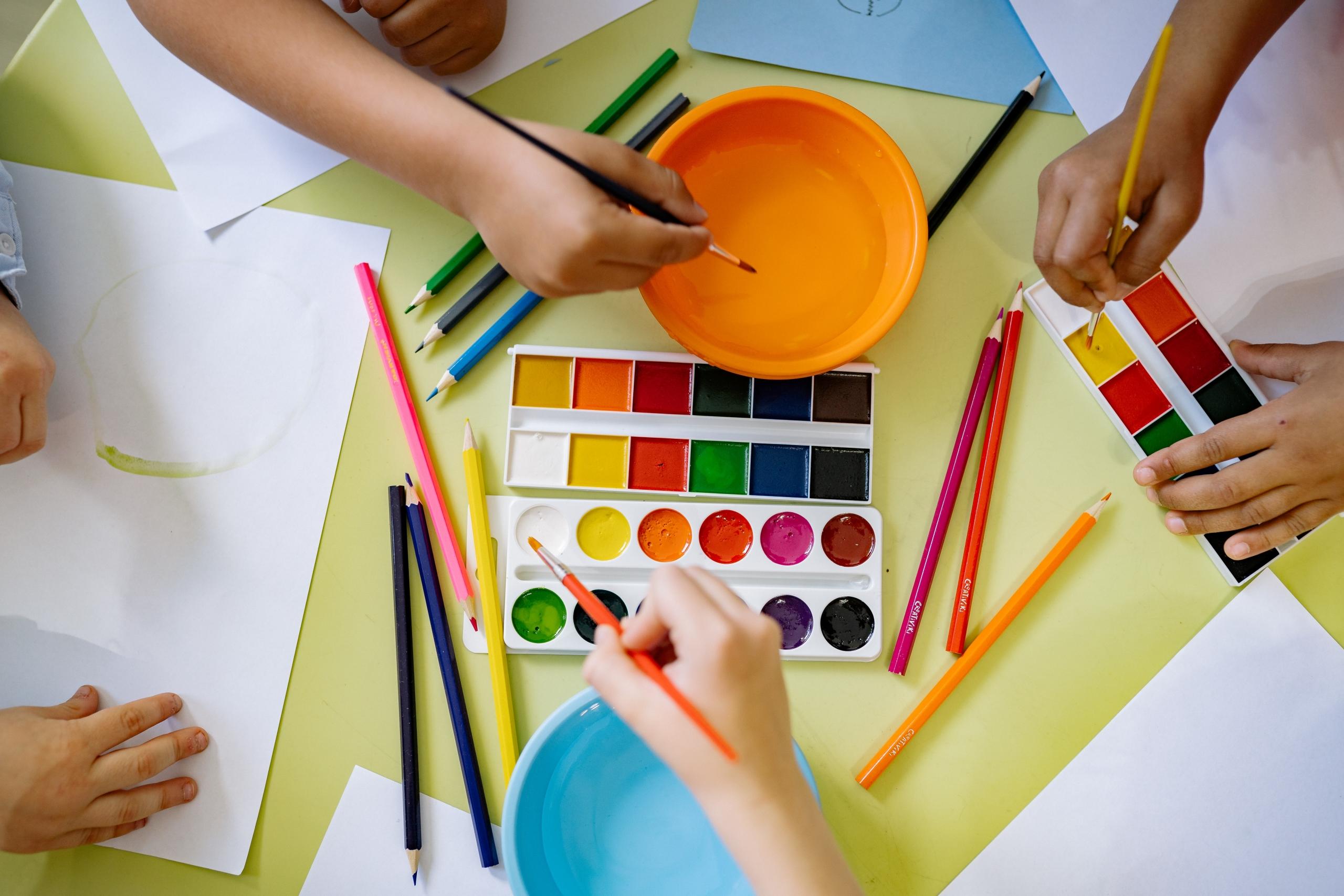 varias pessoas a pintar