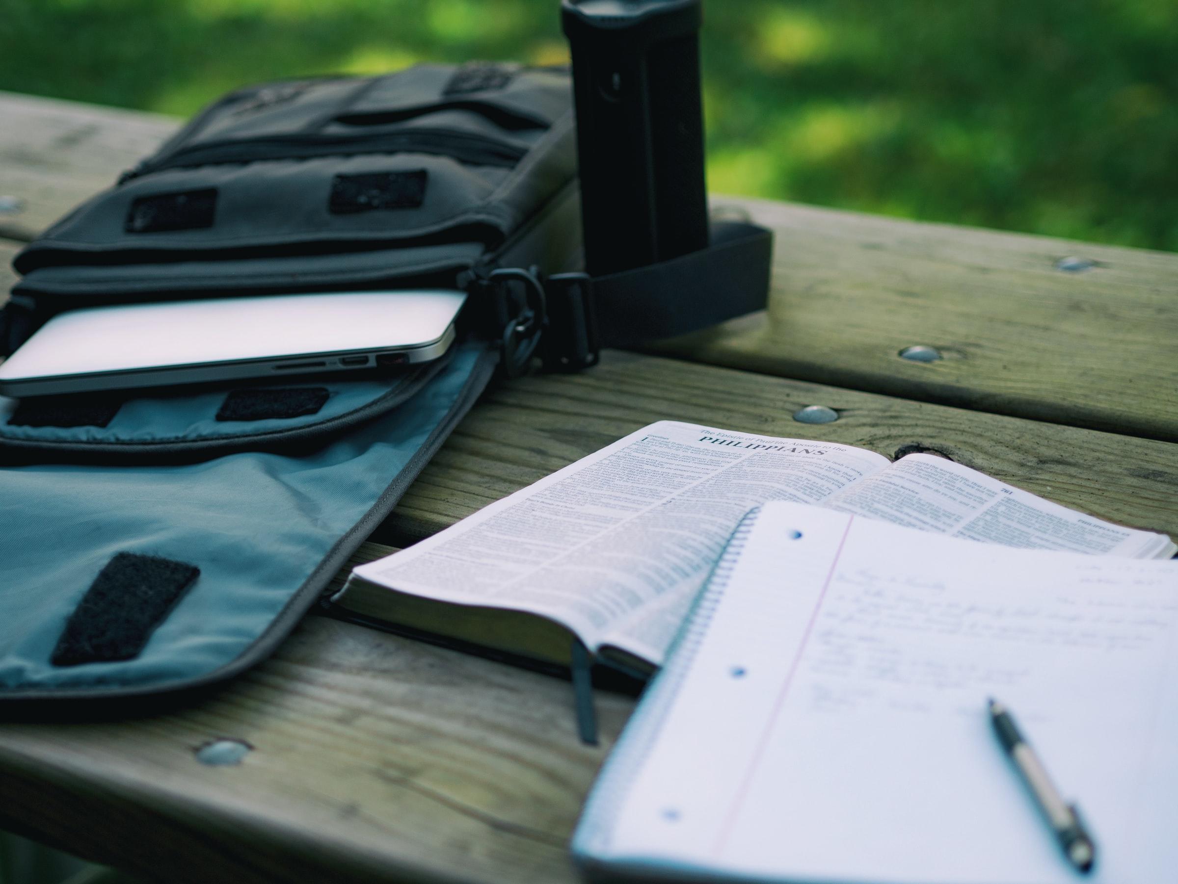 Caderno e notebook sobre mesa