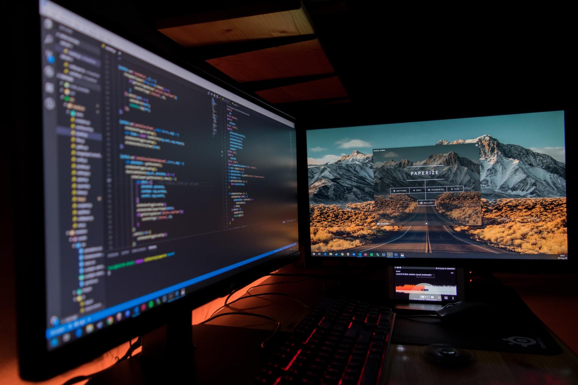 Dois ecrãs de computadores