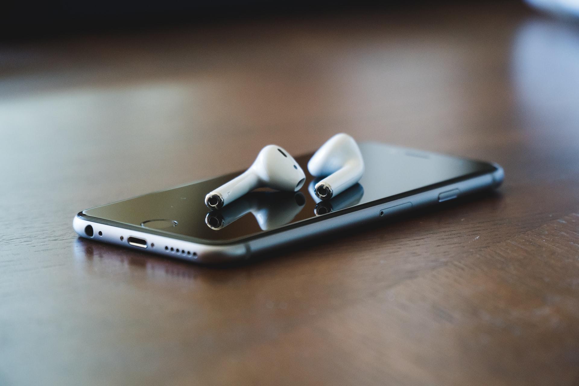 airpods em cima de um telemóvel