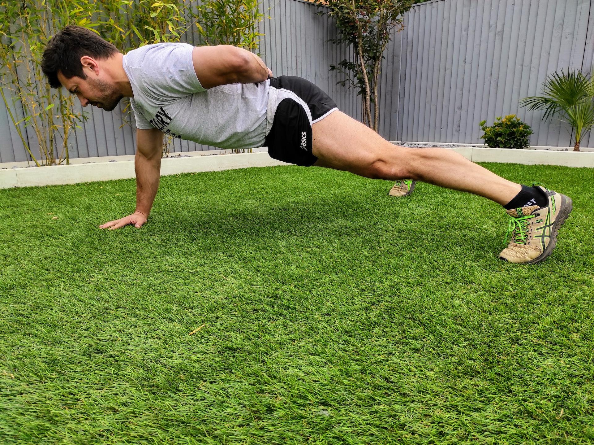 Homem a realizar uma flexão com um braço atrás