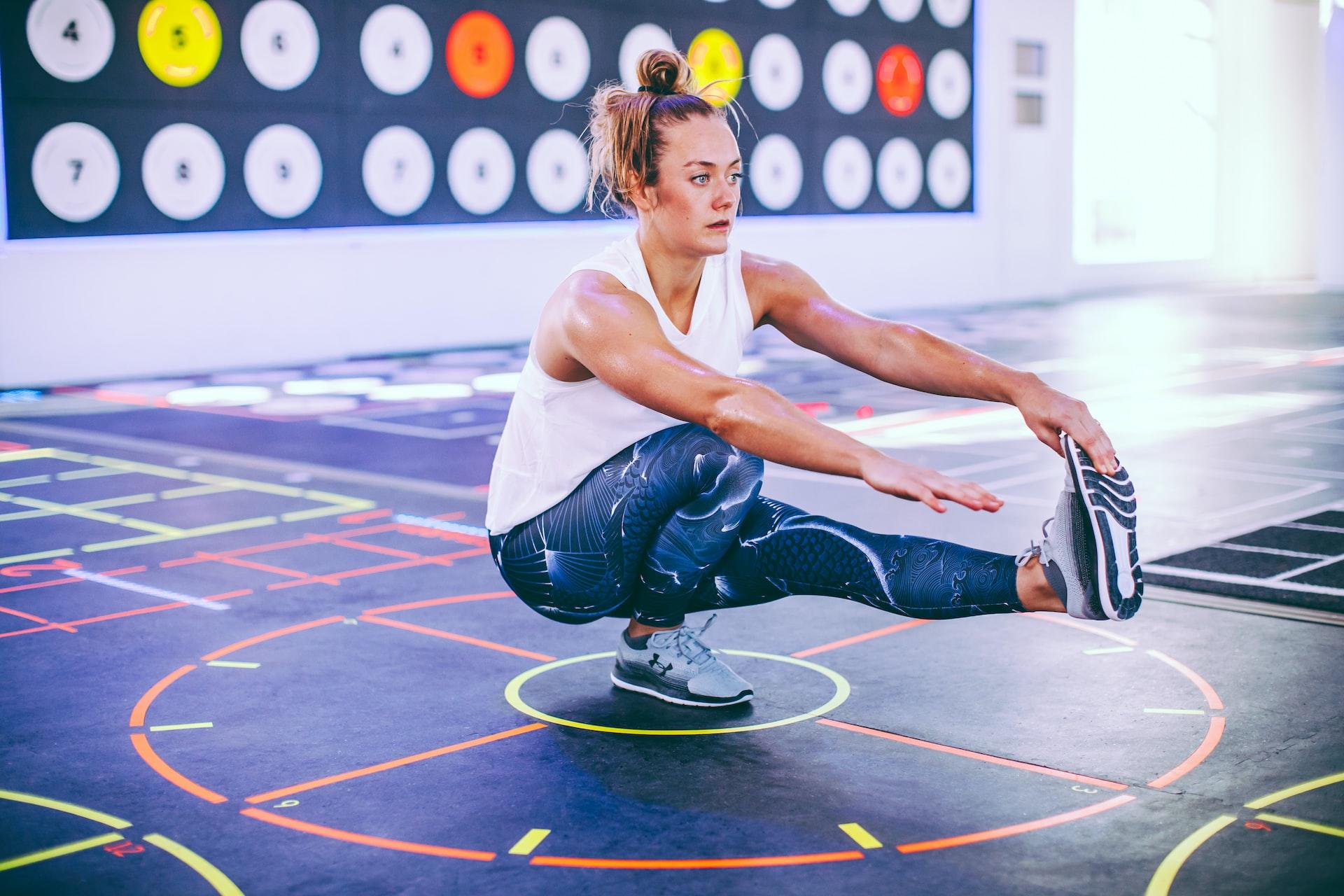 Mulher sentada a realizar um exercício