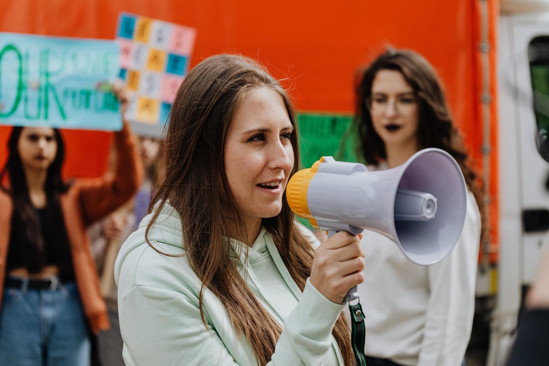 mulher a protestar com megafone