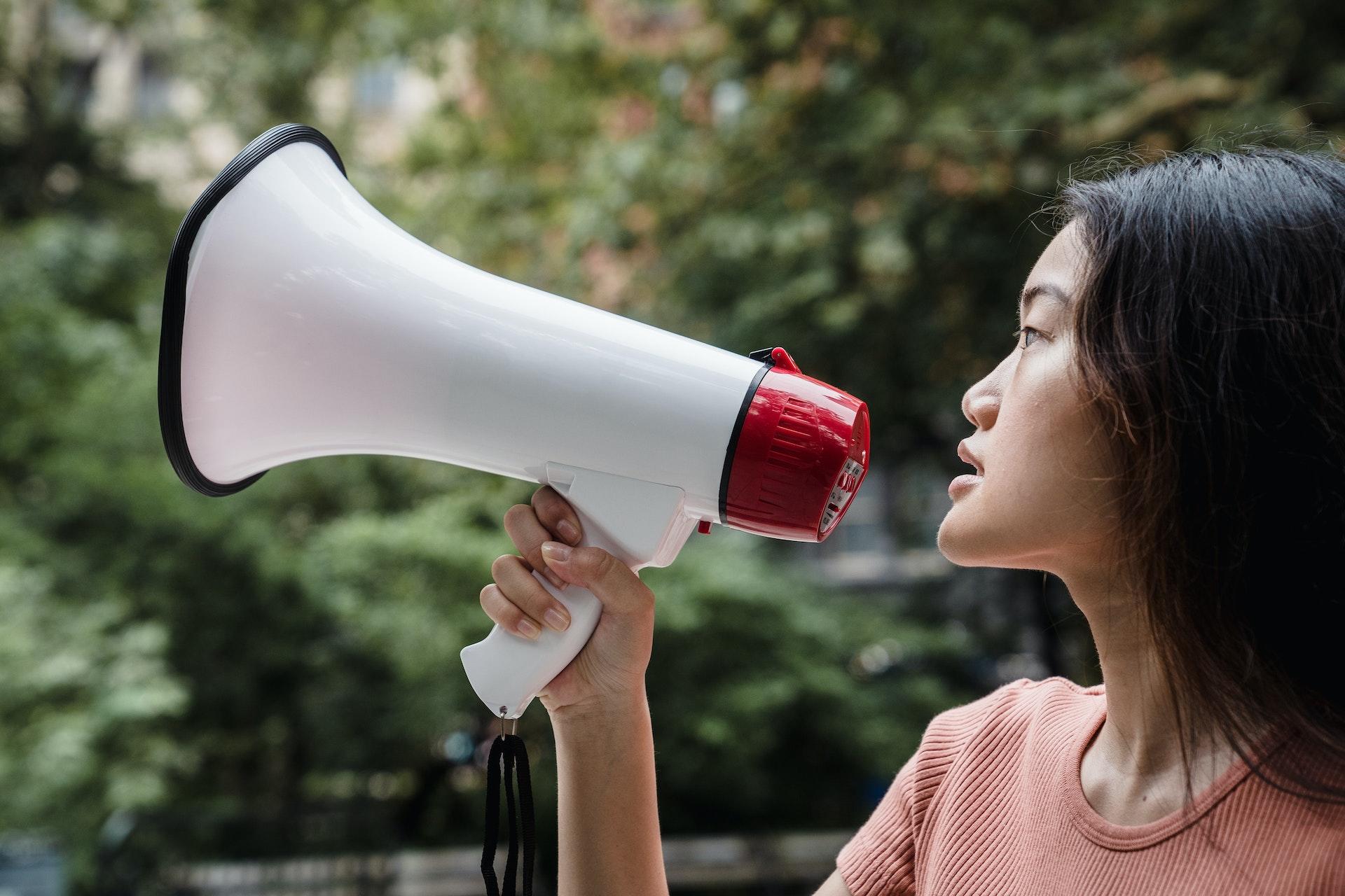 mulher protestante com megafone