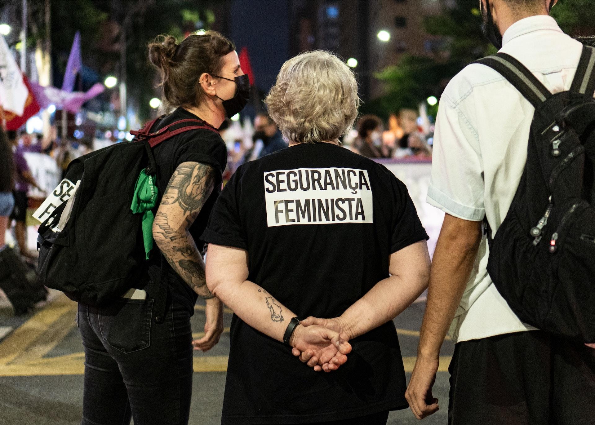 mulher com tshirt preta em protesto