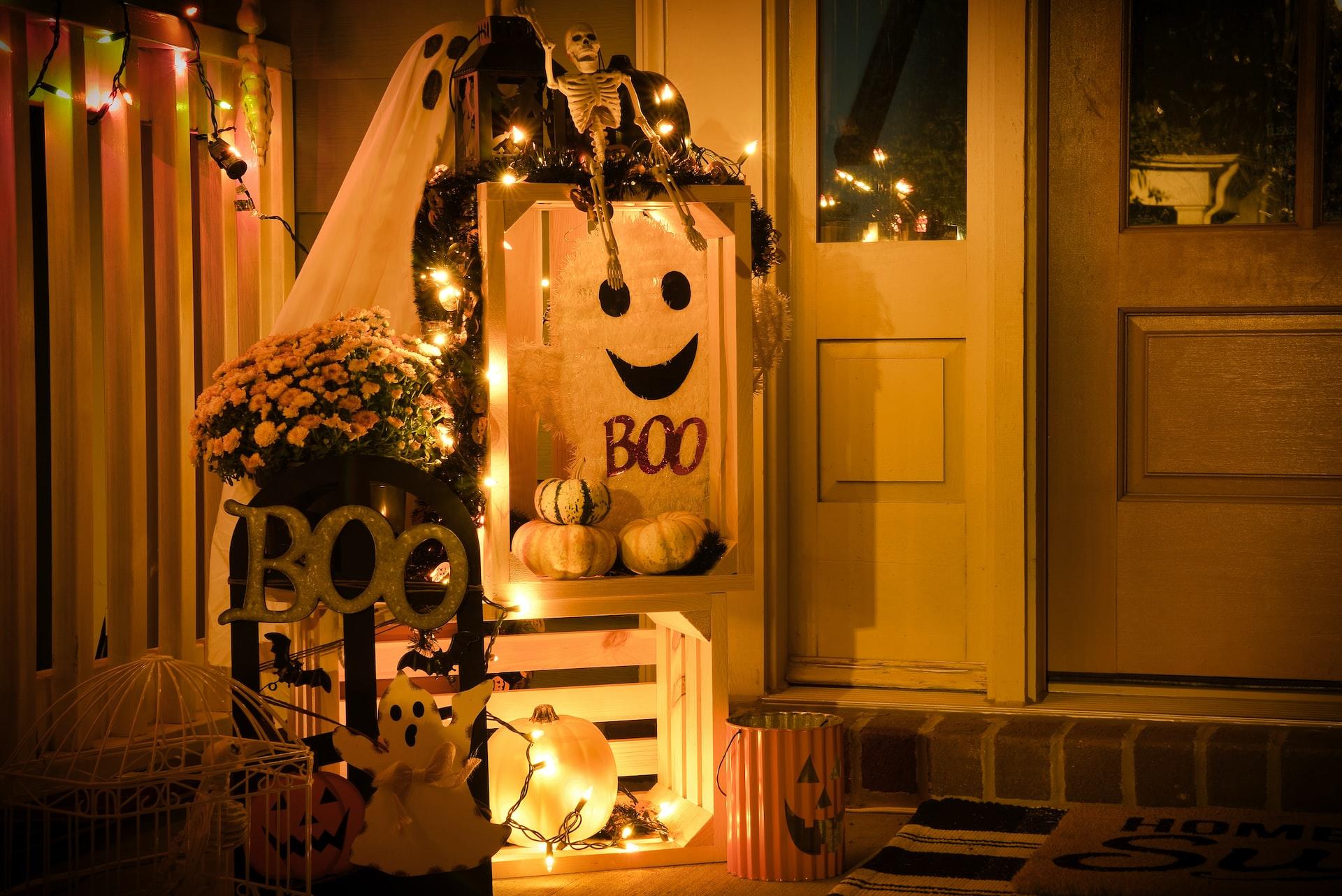 Várias decorações de halloween no interior