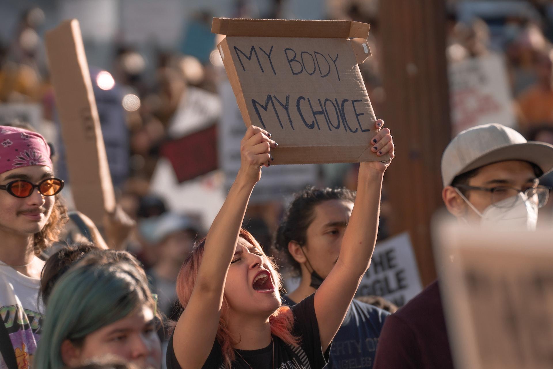 mulher a protestar com cartaz