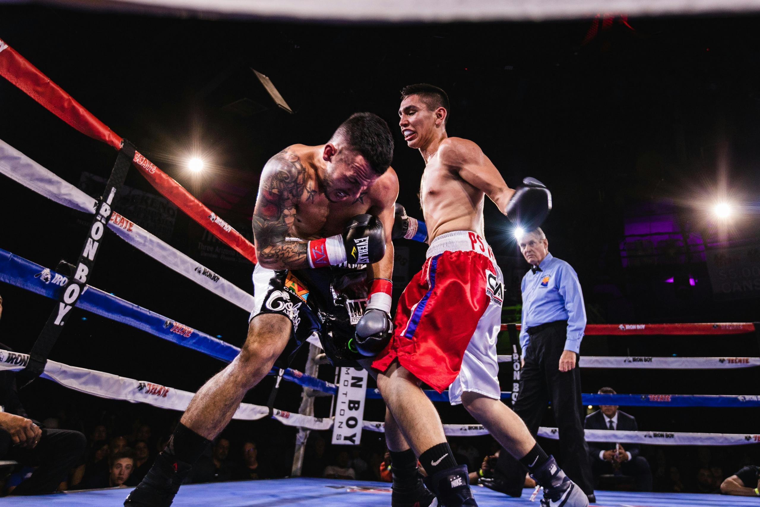 dois pugilistas a lutar em ringue