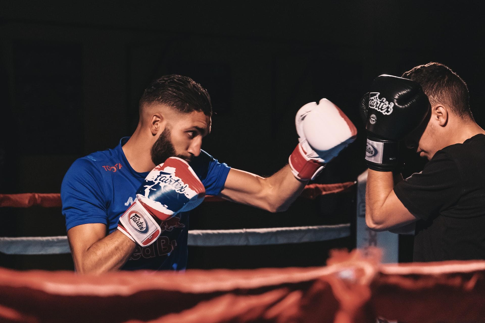 atleta de boxe a dar um soco a outro