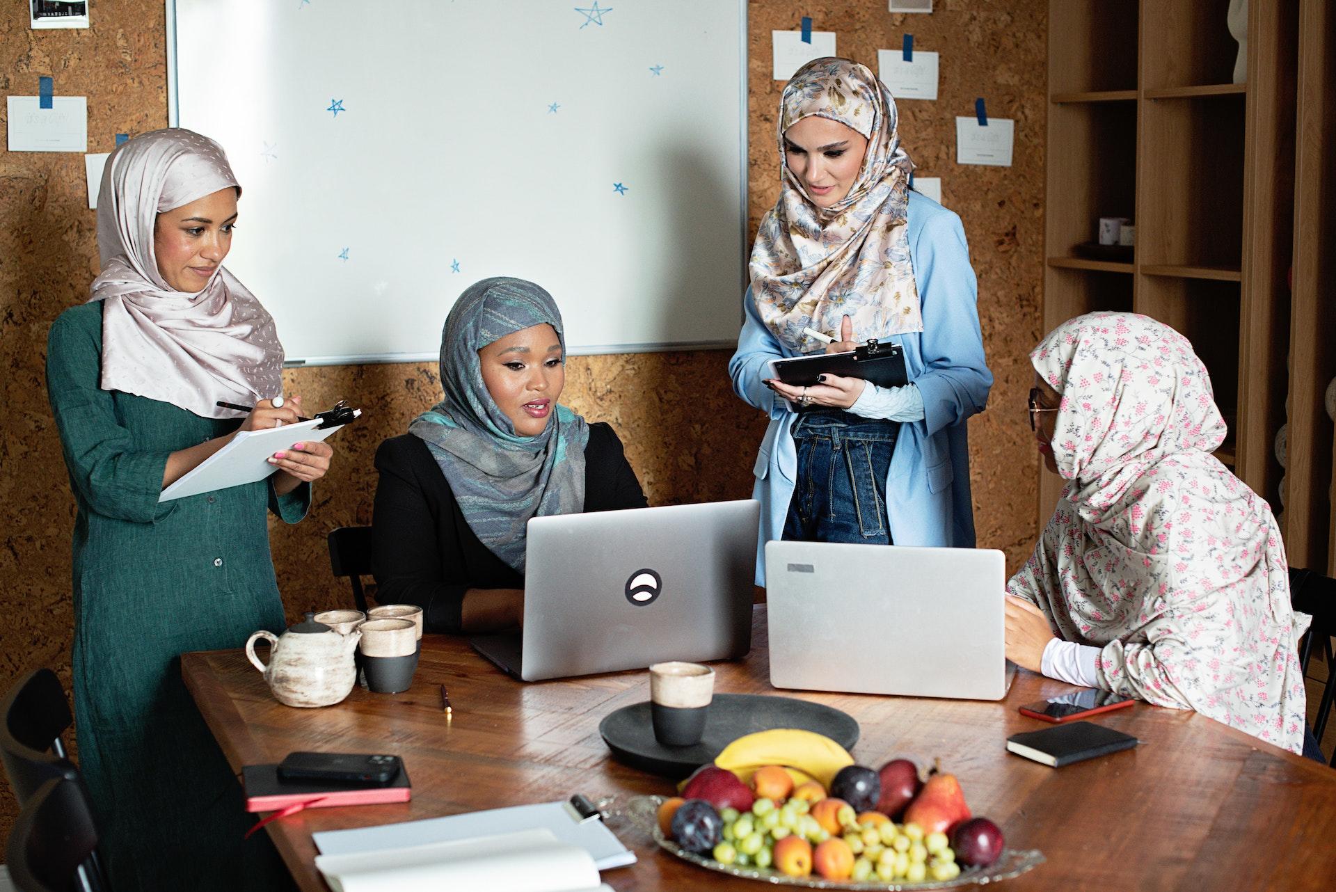 mulheres arabes em reuniao