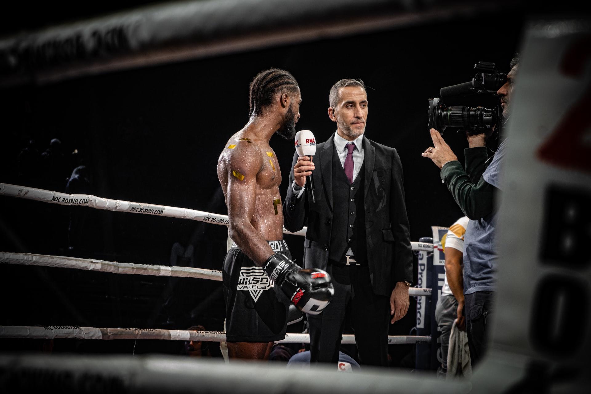atleta de boxe a ser entrevistado num ringue