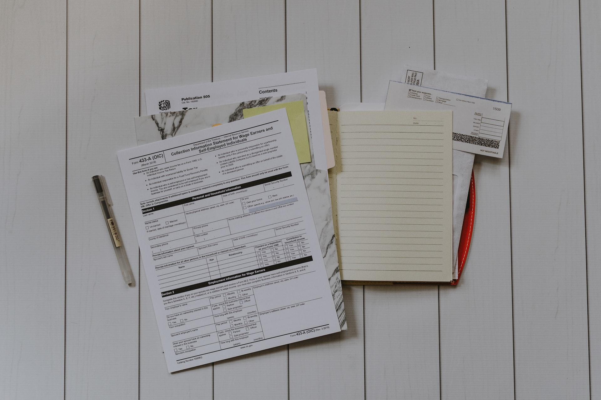 papéis de contabilidade em cima de uma mesa
