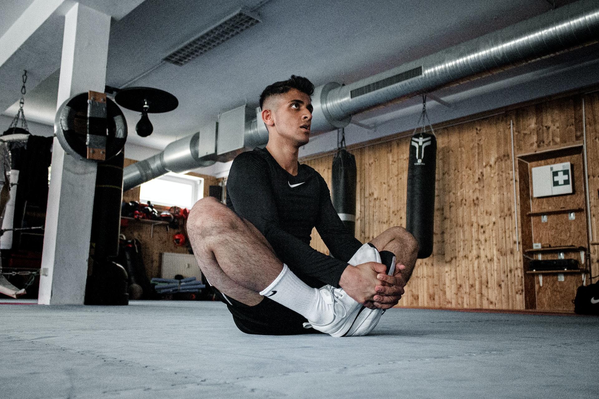 um atleta de box a realizar um exercício