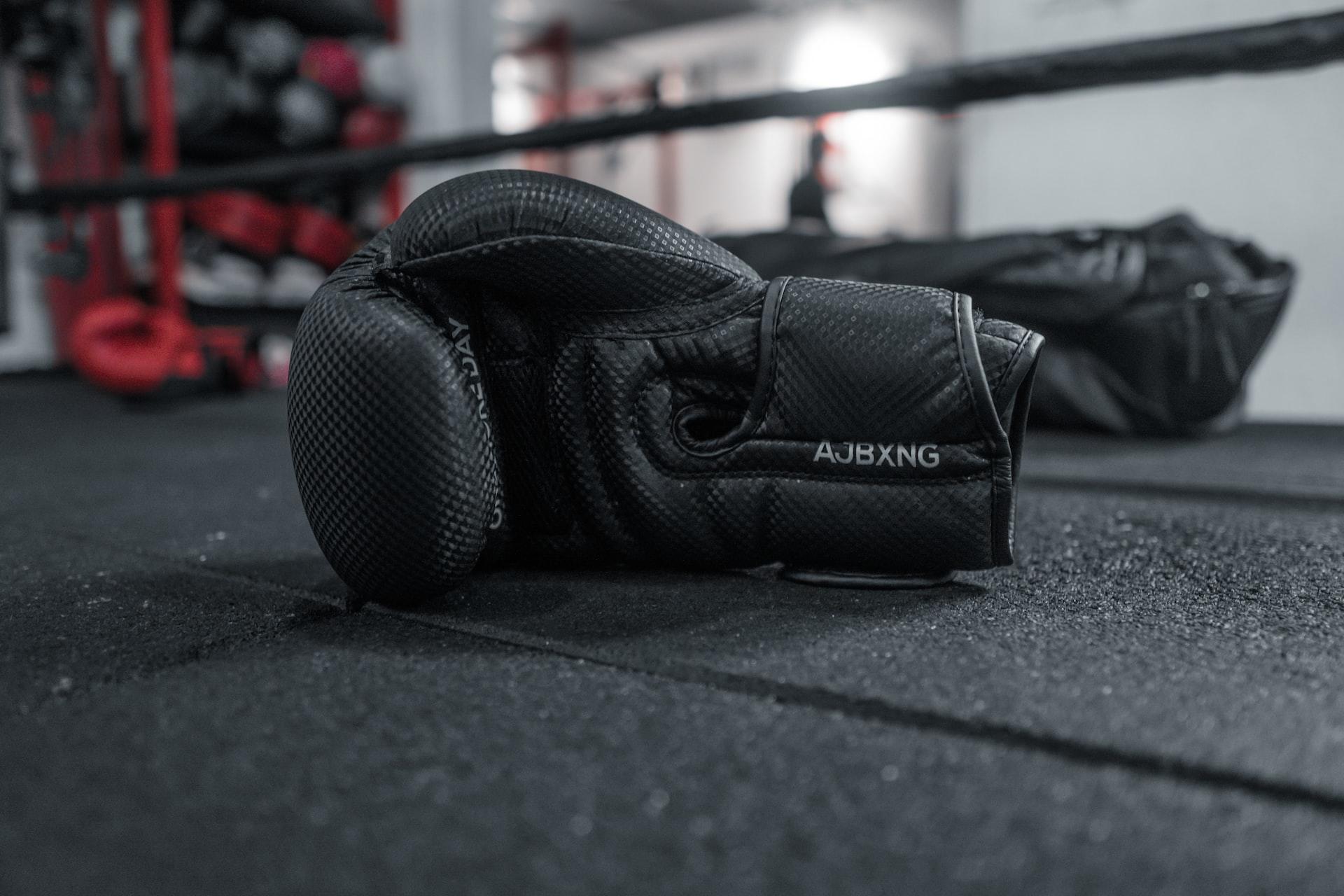 luvas de boxe no chão de um ringue