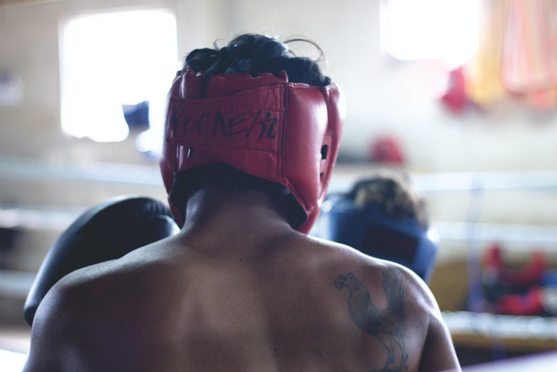 costas de um atleta de boxe com capacete