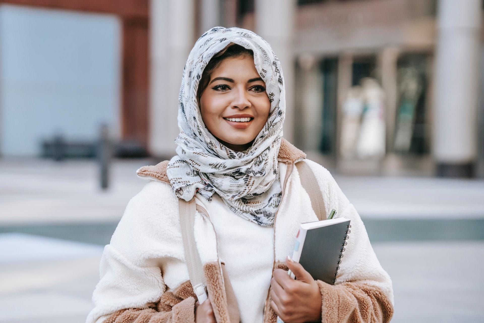 aluna arabe com caderno