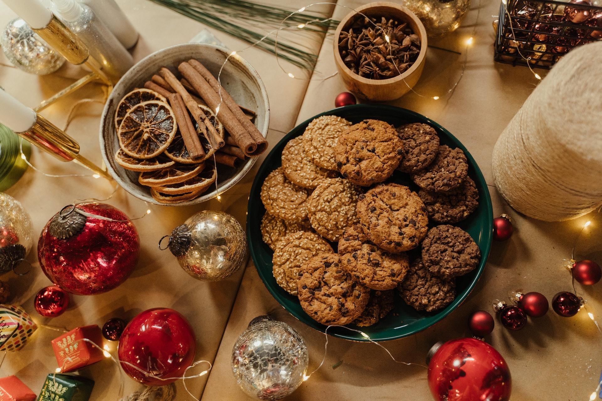 prato com bolachas mesa natal