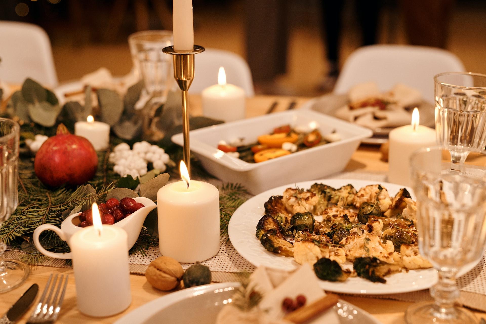 pratos na mesa de natal