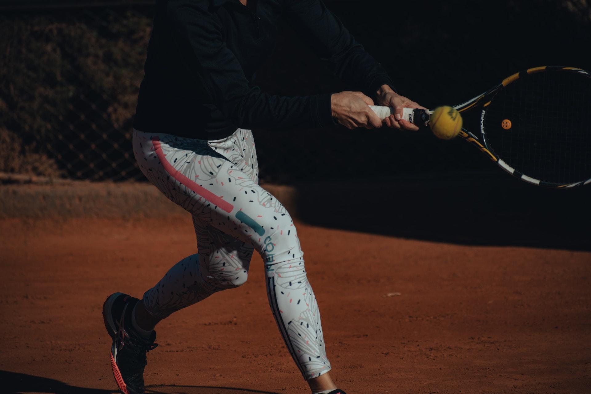 jogadora a bater na bola