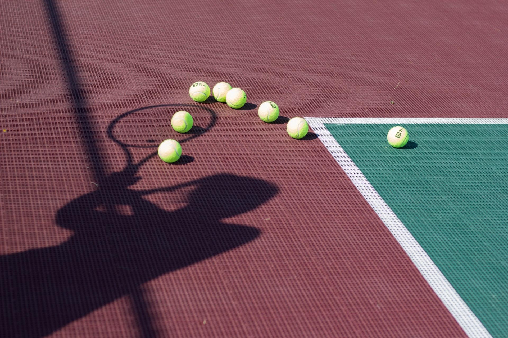 bolas de tenis no court