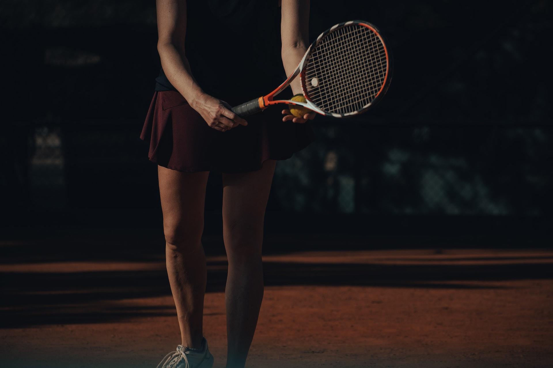 jogadora de tenis com raquete
