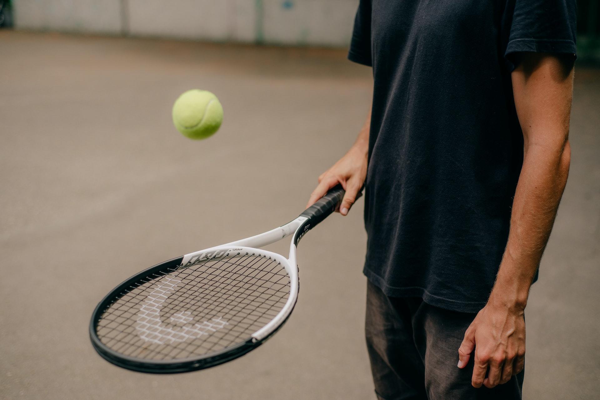 bater uma bola com raquete