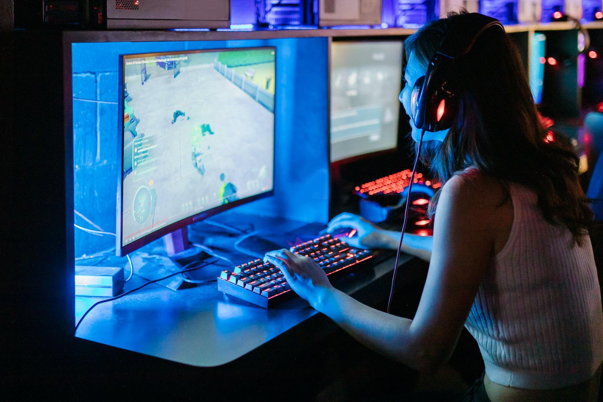 mulher a jogar videojogo em pc