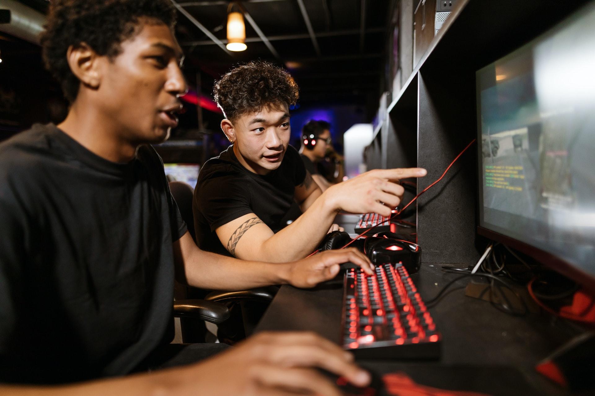 dois programadores em pc