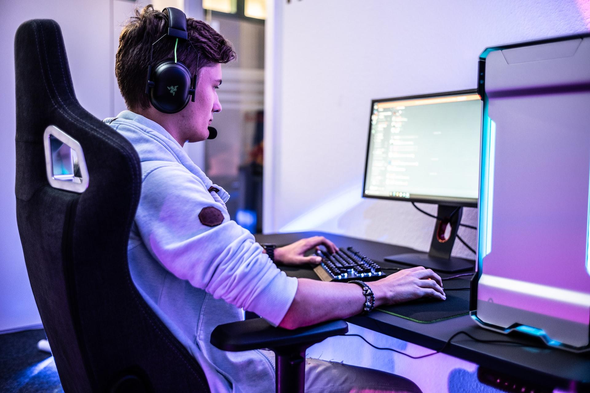 programador em frente a pc