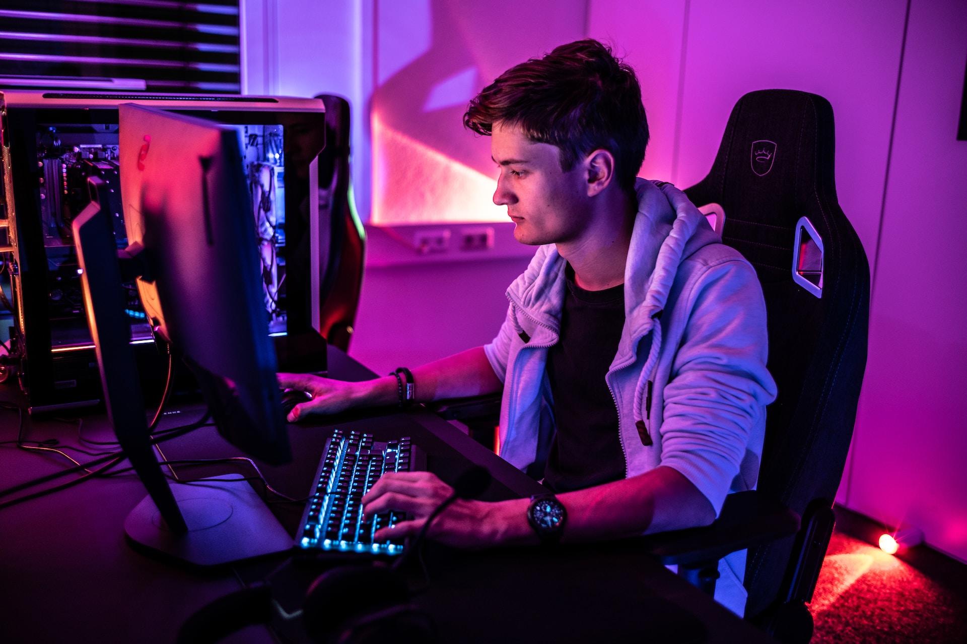programador com teclado luminoso