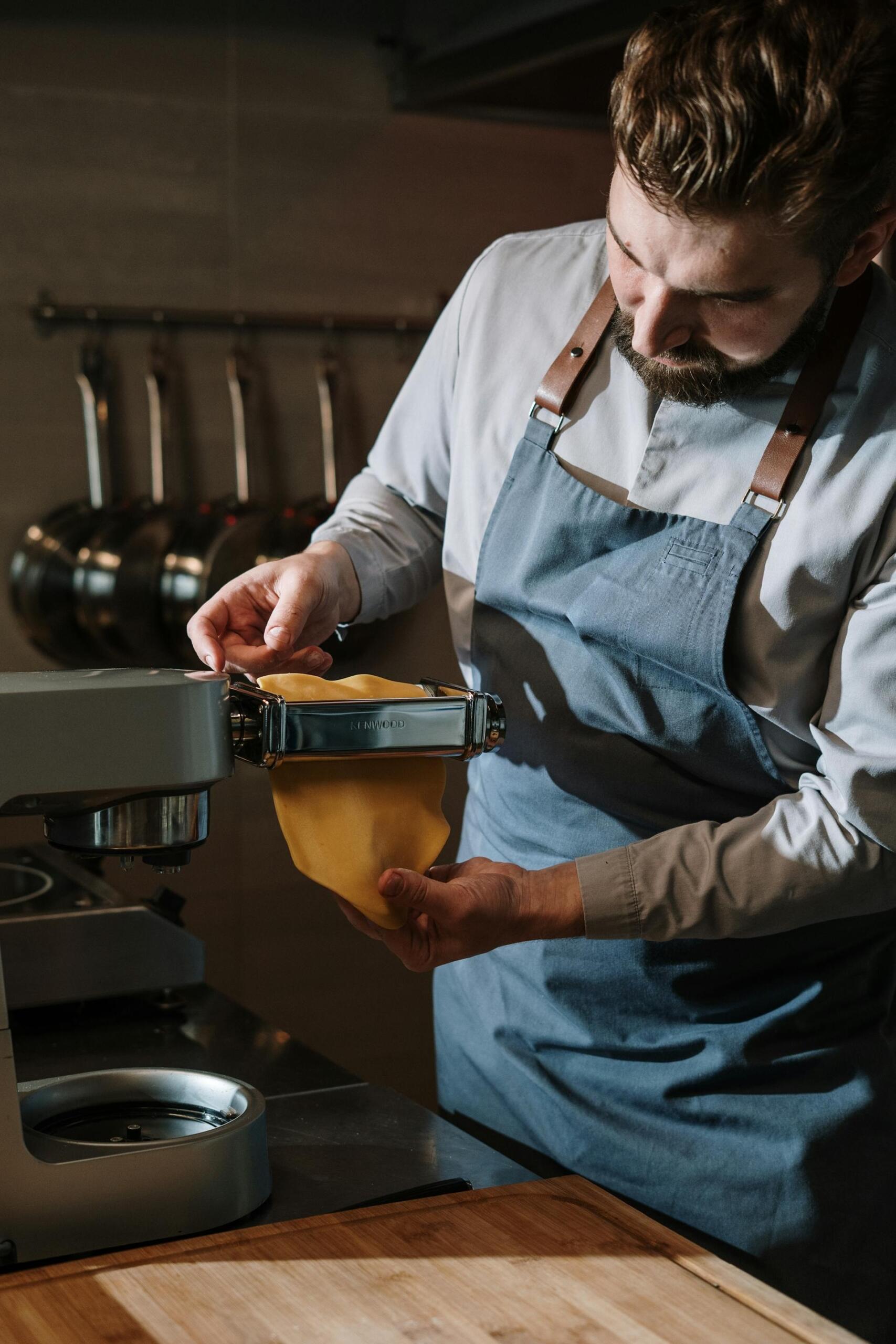 cozinheito a estender massa