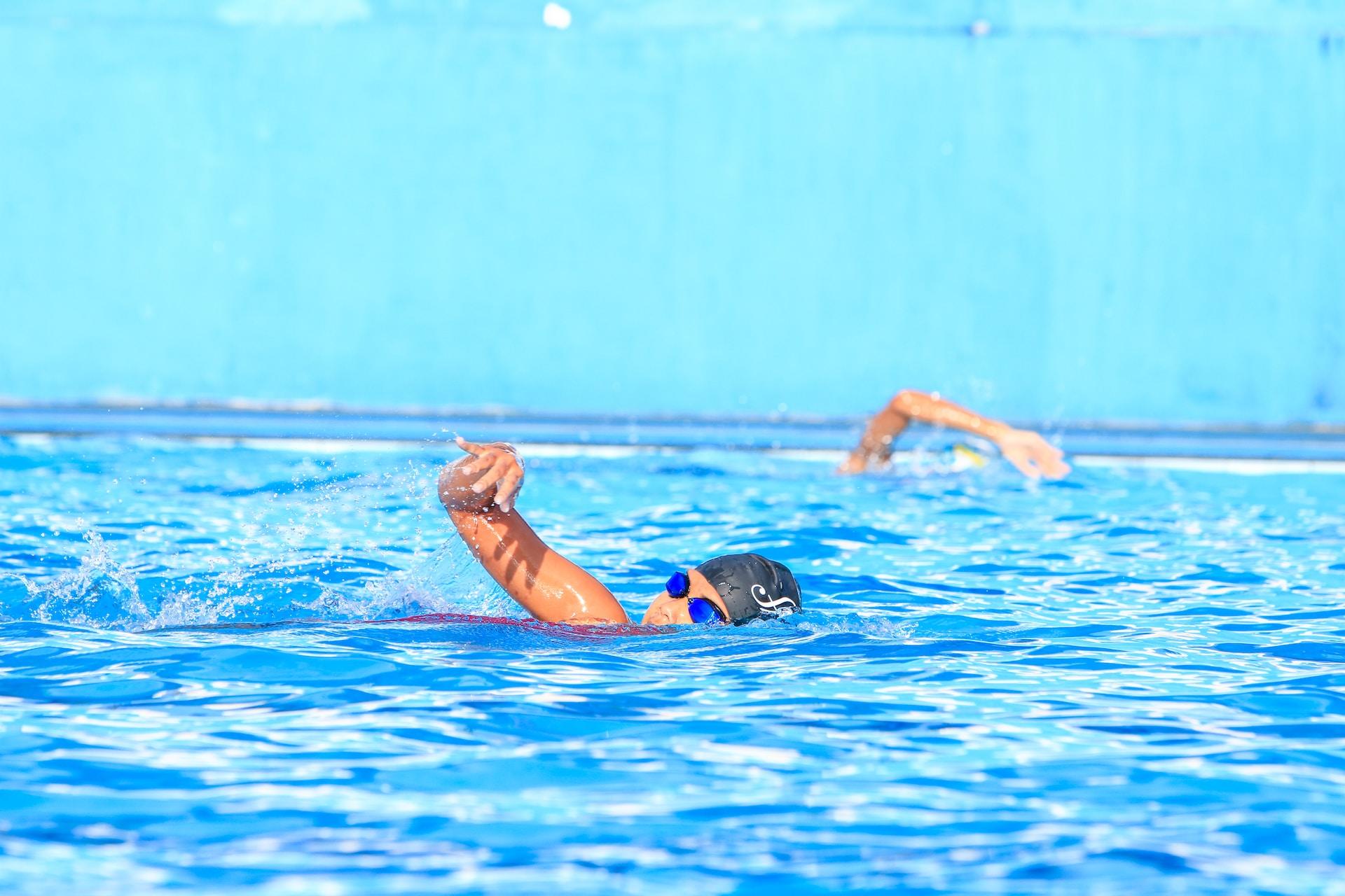 nadadores em piscina azul