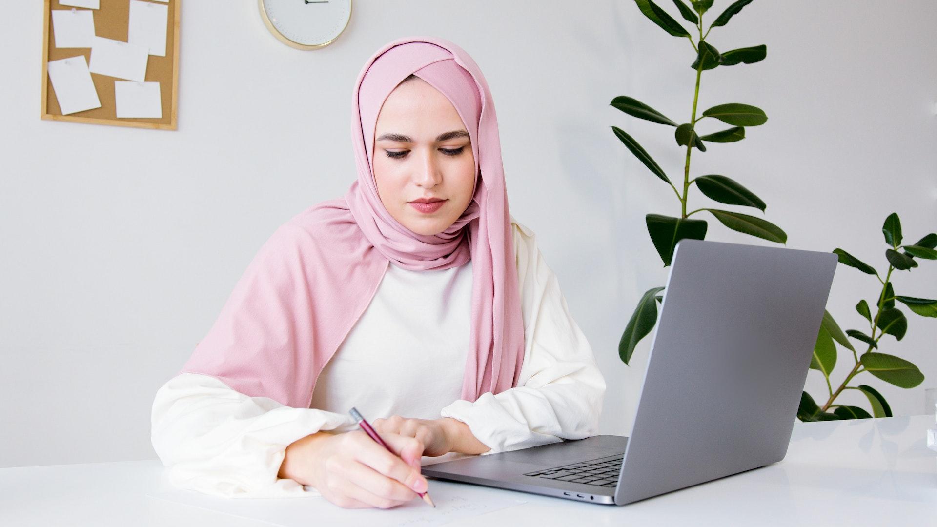 mulher arabe com computador