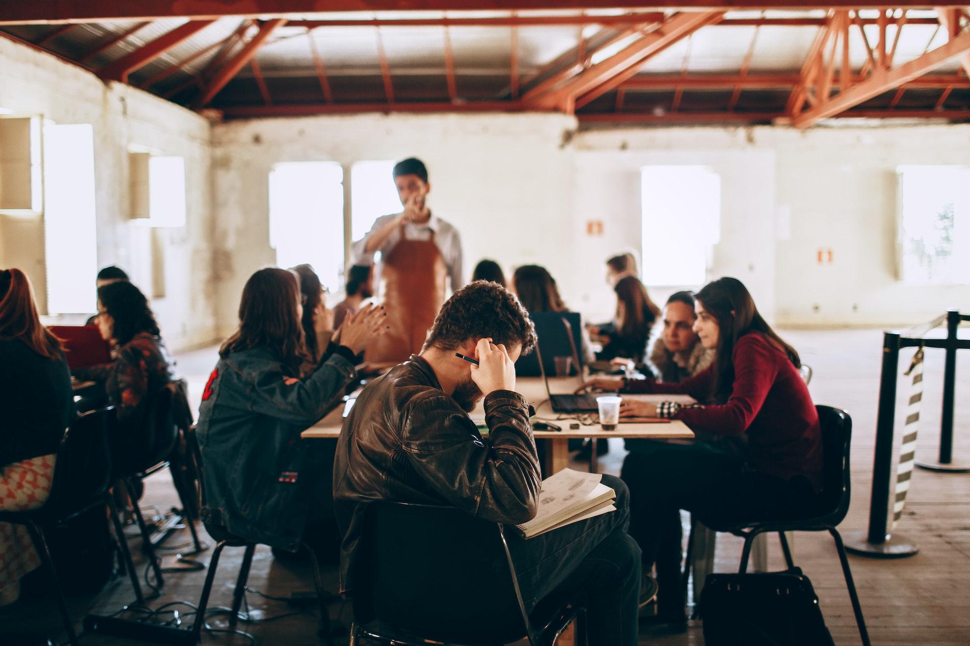 grupo de alunos numa mesa