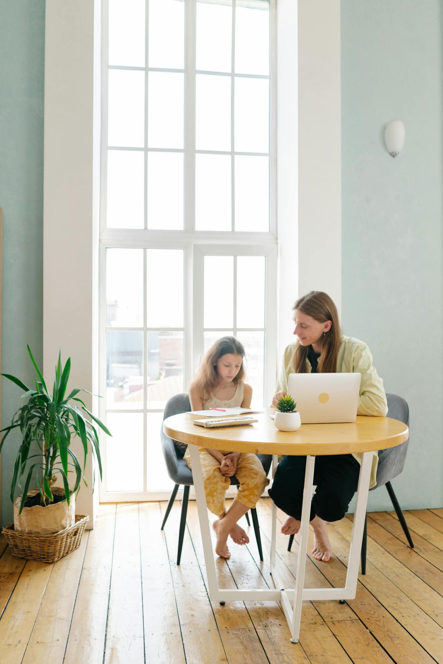 professor e aluna sentados à mesa