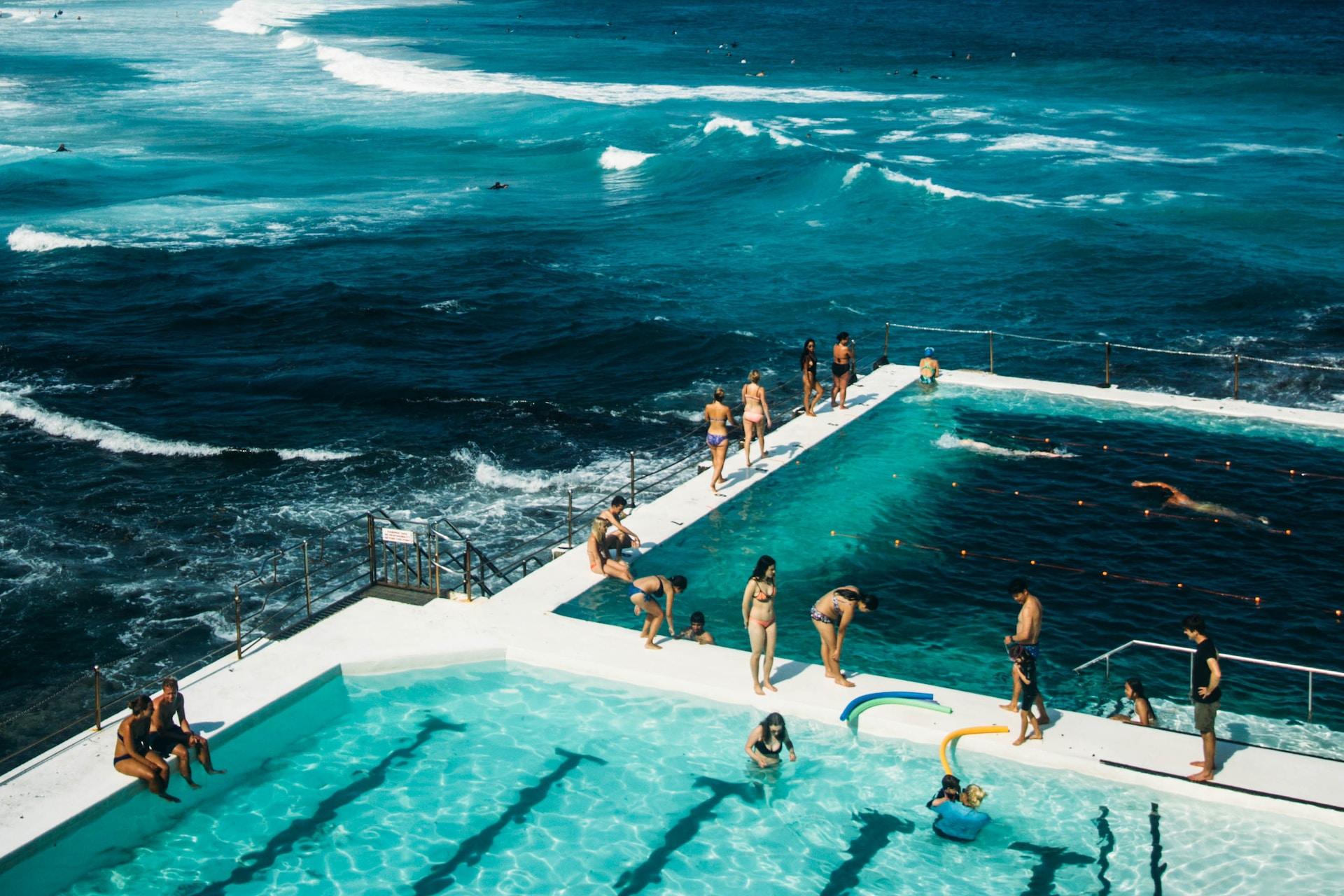 piscina ao lado do mar