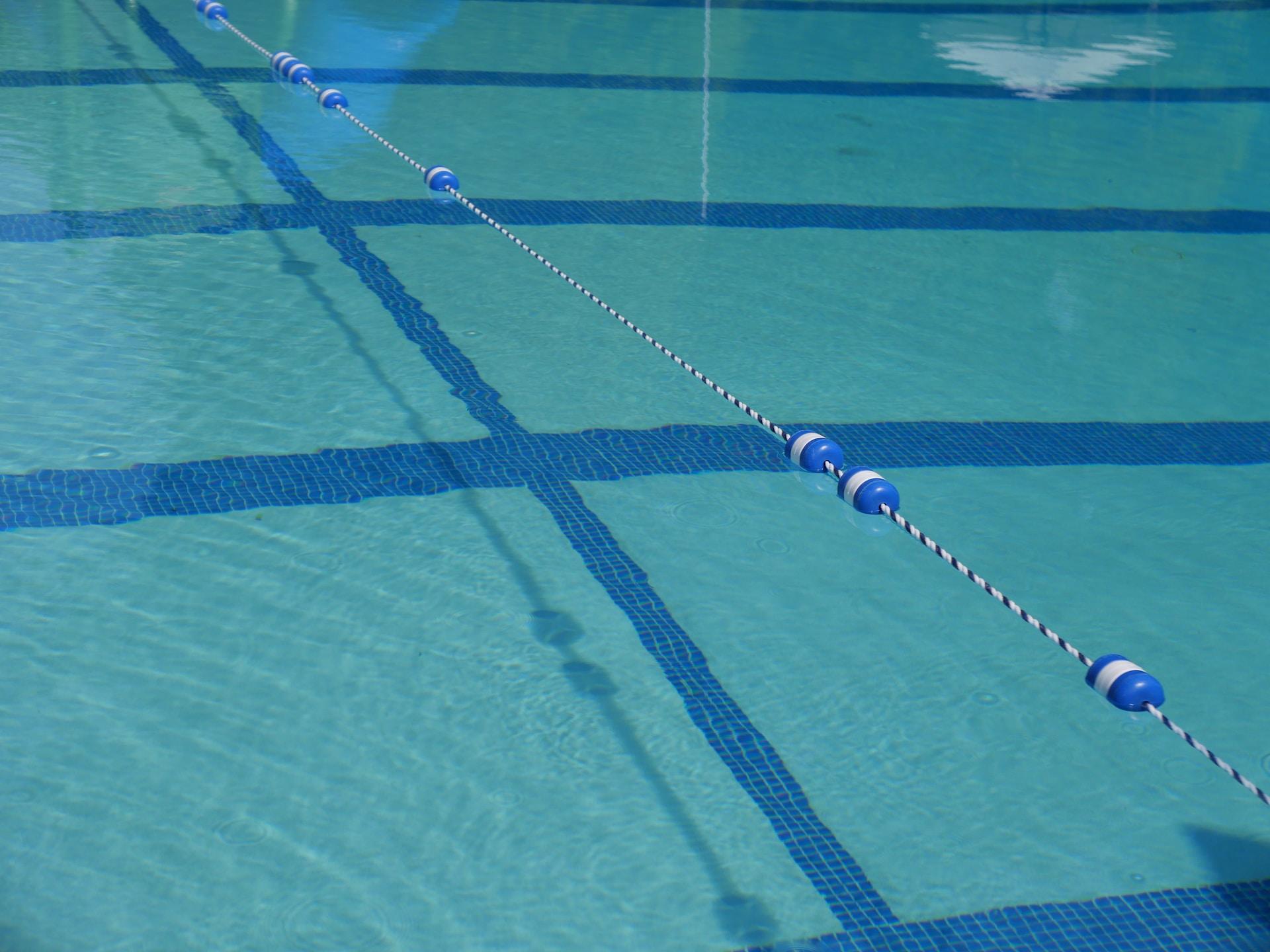 linhas de marcacao na piscina
