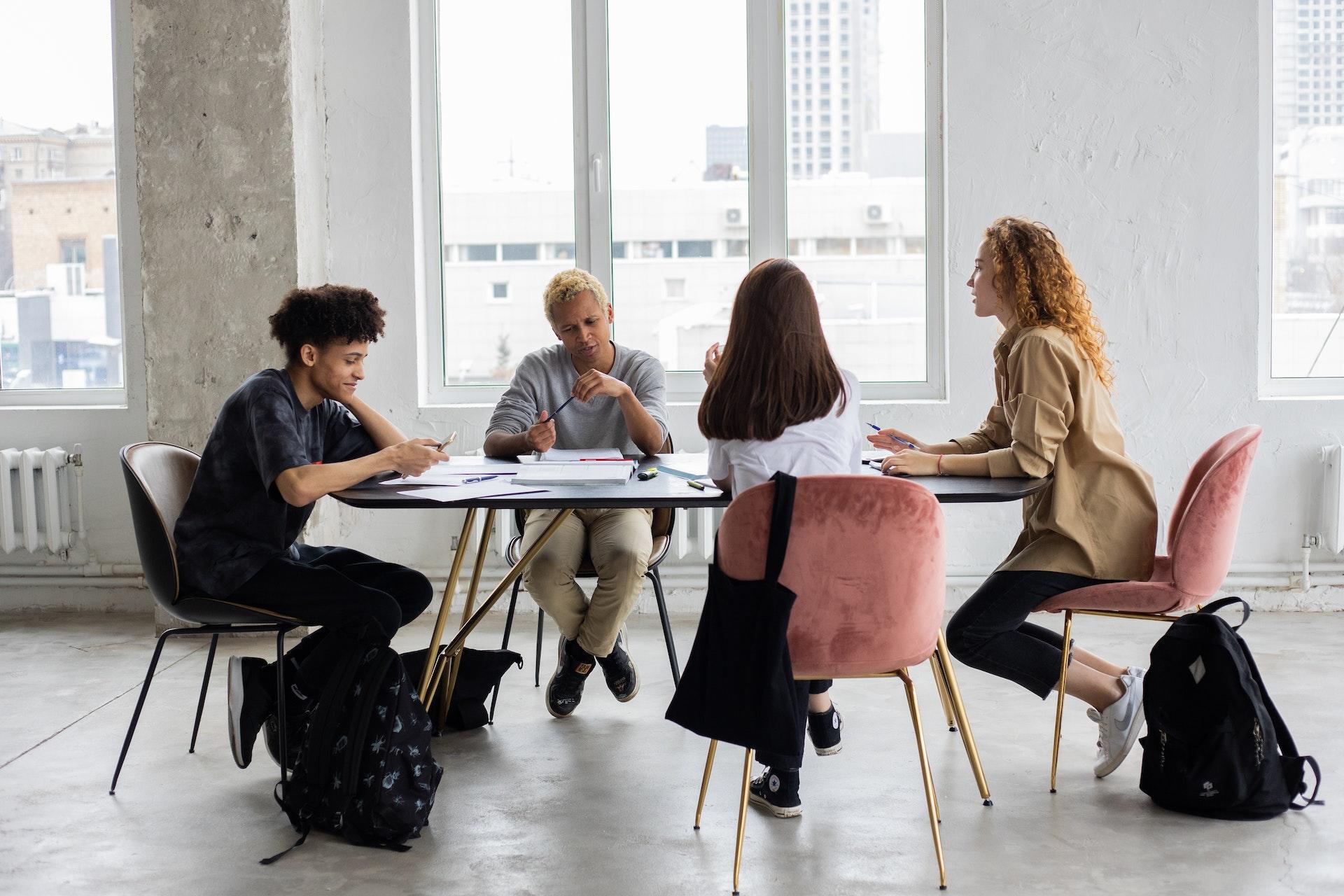 grupo de pessoas sentadas a mesa
