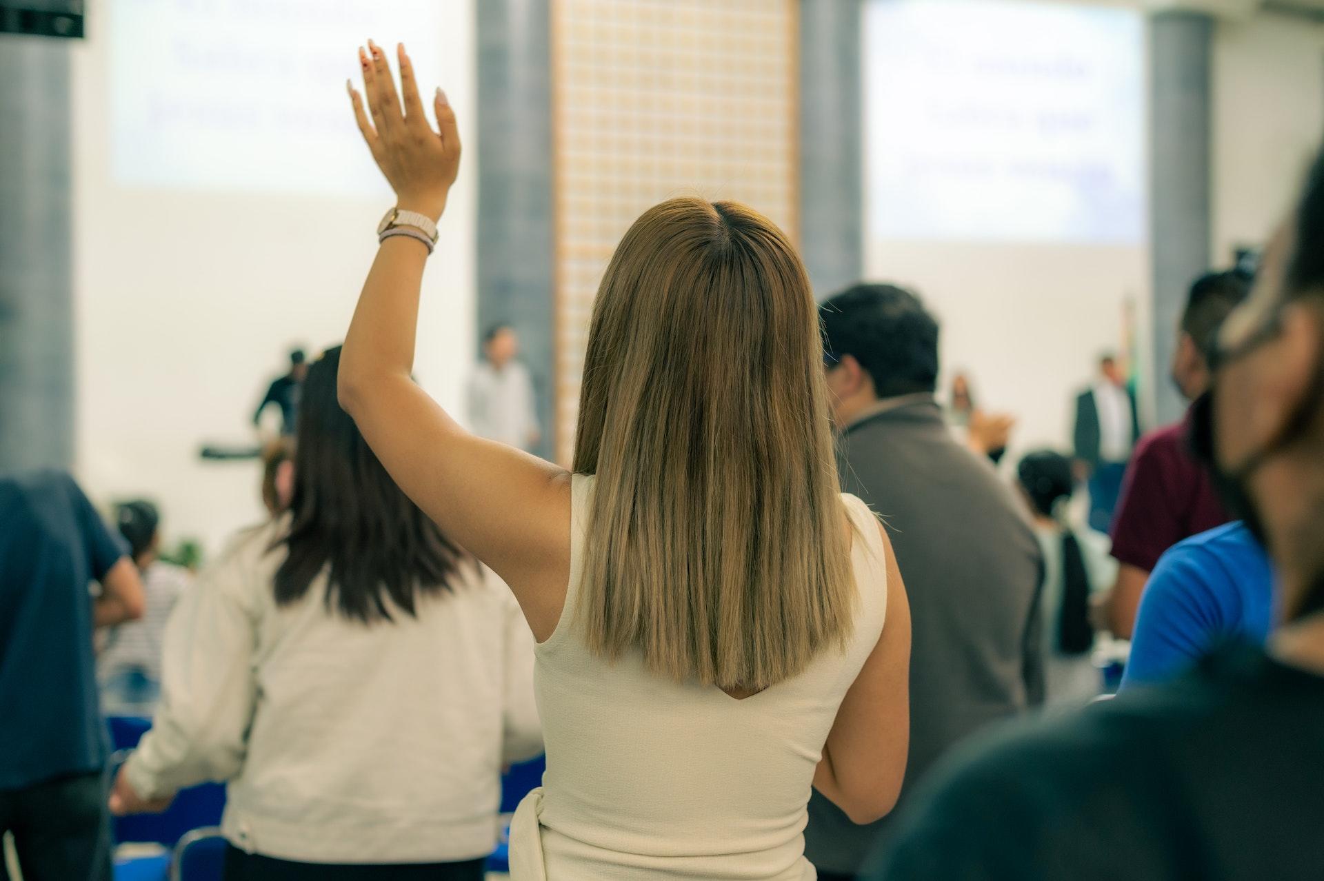 Alunos de pe em sala